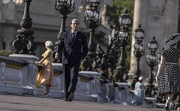 Alberto San Juan como Cristóbal Balenciaga en París.