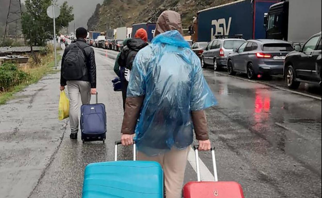 Tras ser anunciada la leva de reservistas, han salido 260.000 rusos y 2.300 han sido detenidos por protestar.