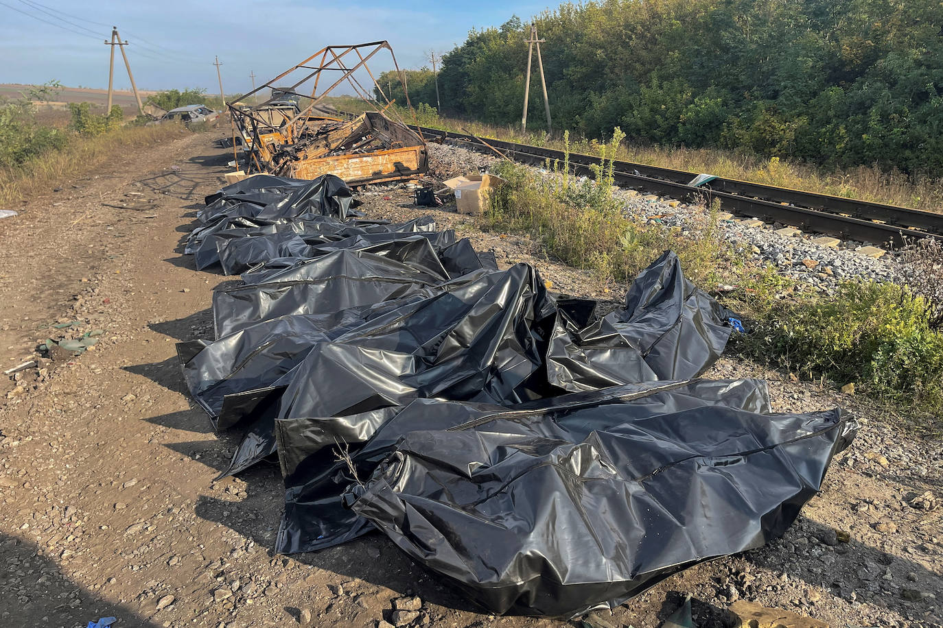 Fotos: Ucrania denuncia al menos 20 muertos en un nuevo ataque a un convoy humanitario en Kupiansk