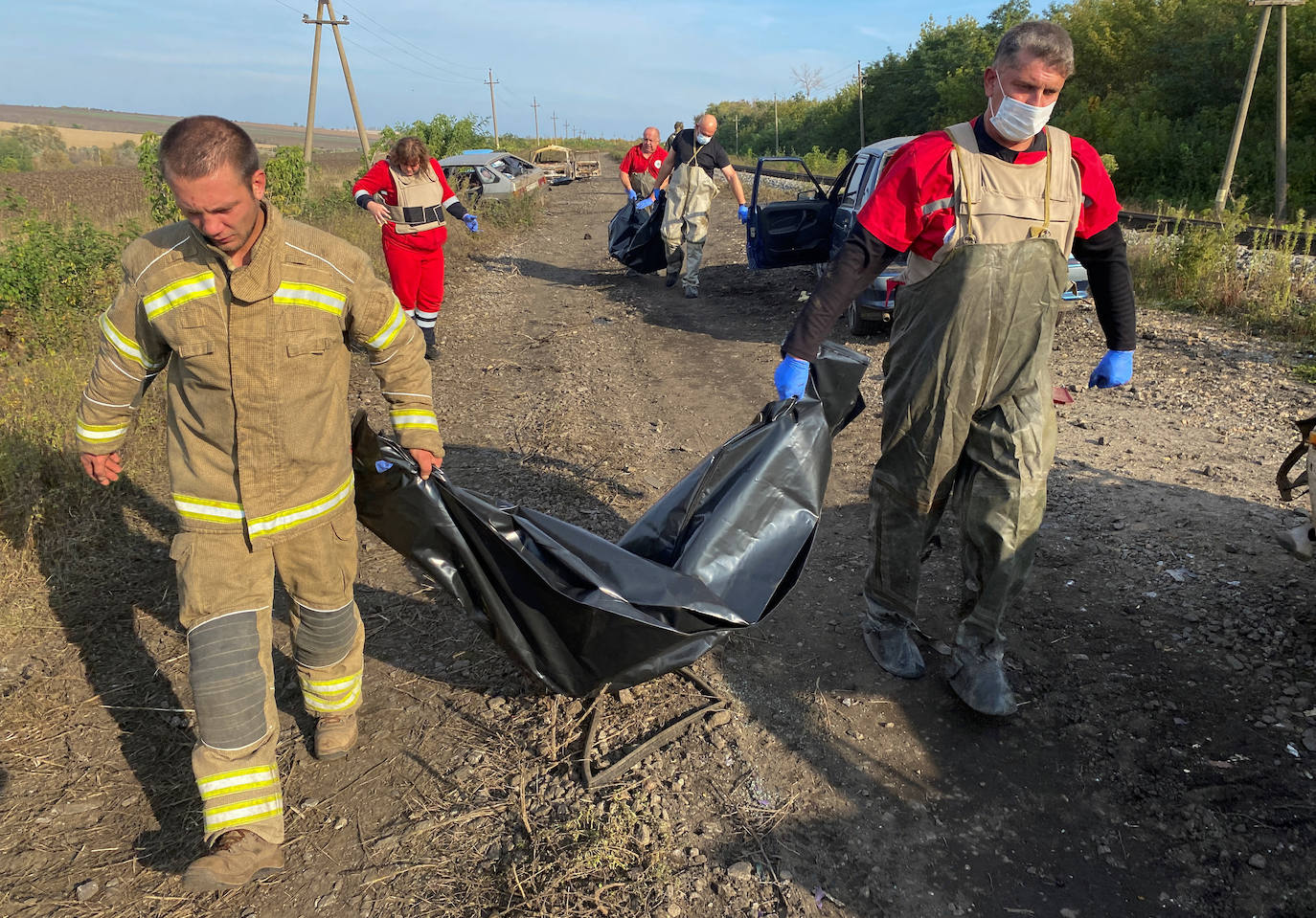 Fotos: Ucrania denuncia al menos 20 muertos en un nuevo ataque a un convoy humanitario en Kupiansk