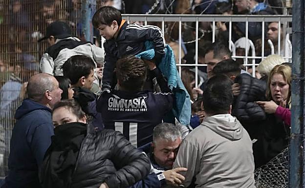 Tragedia en el fútbol argentino: un muerto y centenares de heridos