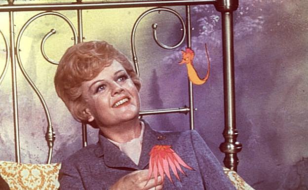 Imagen principal - Angela Lansbury en la película la bruja novata; presentando en Sydney la obra de teatro «Paseando a Miss Daisy» y en la popular serie de televisión 'Se ha escrito un crimen'.