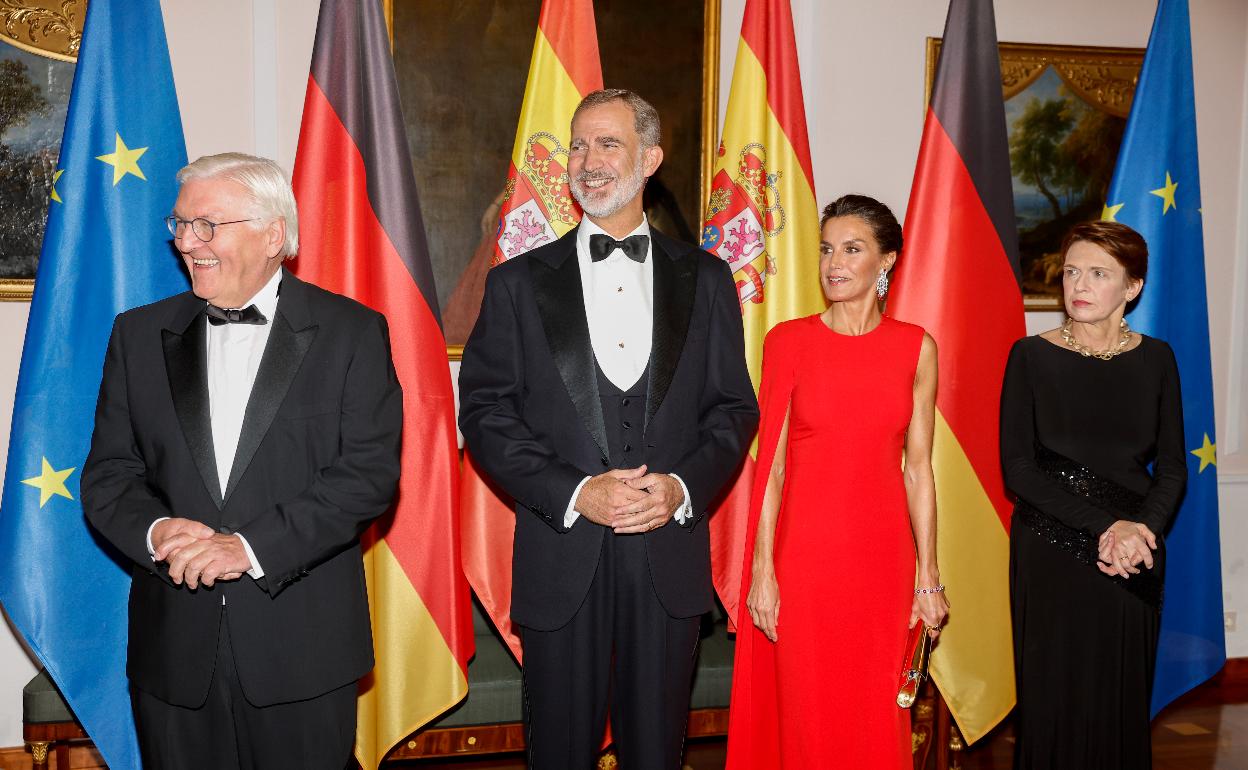 Los Reyes posan antes de la cena de gala con el presidente alemán, Frank-Walter Steinmeier, y la primera dama. 