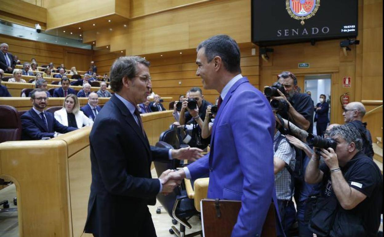 El presidente del Gobierno, Pedro Sánchez, y el líder del PP, Alberto Núñez Feijóo, en el Senado el pasado septiembre 