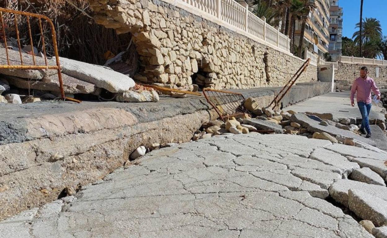 El concejal Rafa Mas, durante una de las visitas al colector dañado. 