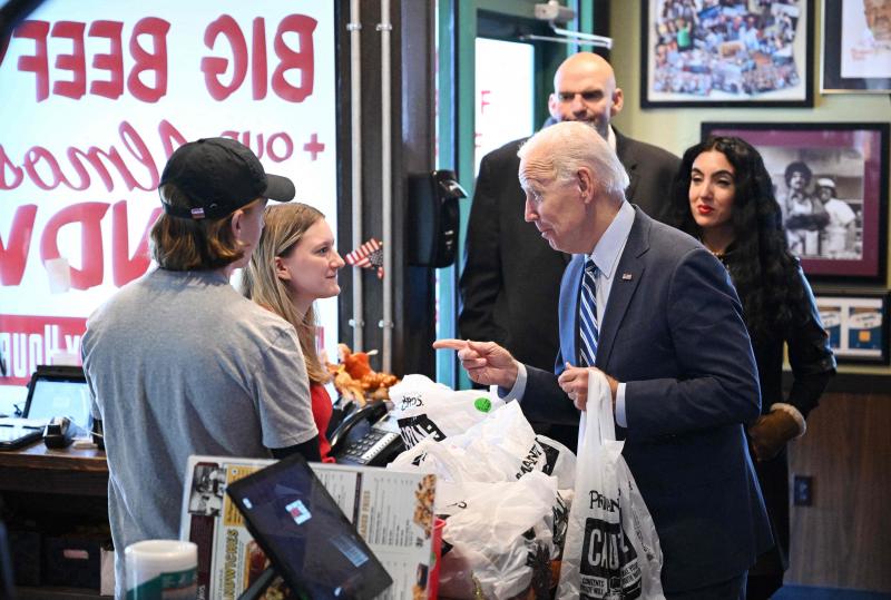 Biden se detuvo a hacer compras en una tienda de sandwiches de Pensilvania durante su visita electoral