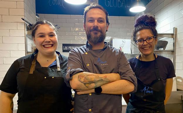 El chef Ernesto Frutos y su equipo, en su cocina de 'Alma Cocina Viajera' 