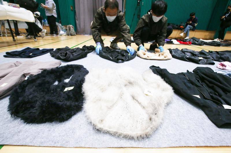 Fotos: Zapatos ensangrentados, disfraces, bolsos... la trágica imagen de la estampida mortal de Seúl 