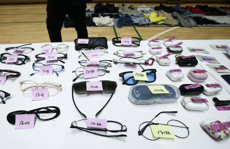 Fotos: Zapatos ensangrentados, disfraces, bolsos... la trágica imagen de la estampida mortal de Seúl 