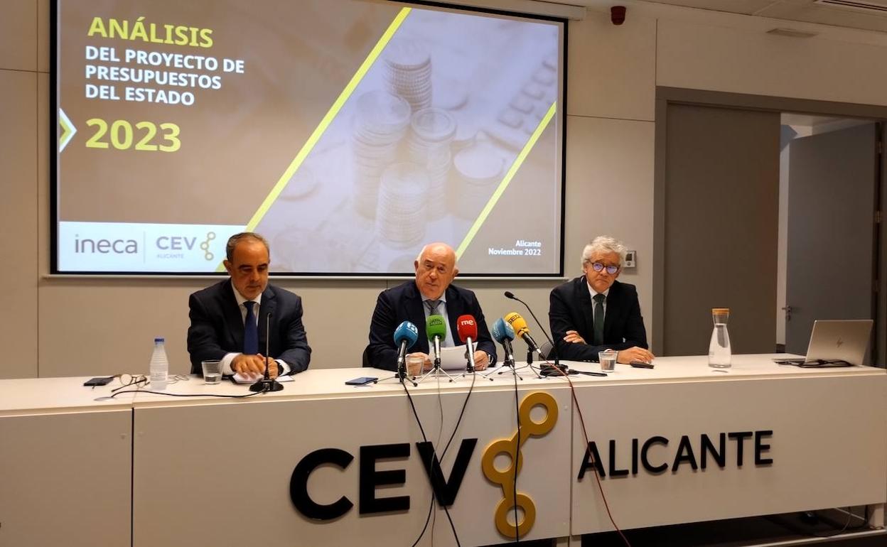 Nacho Amirola (Ineca), Joaquín Pérez (CEV) y Francisco Llopis (Ineca), en el acto de este miércoles.