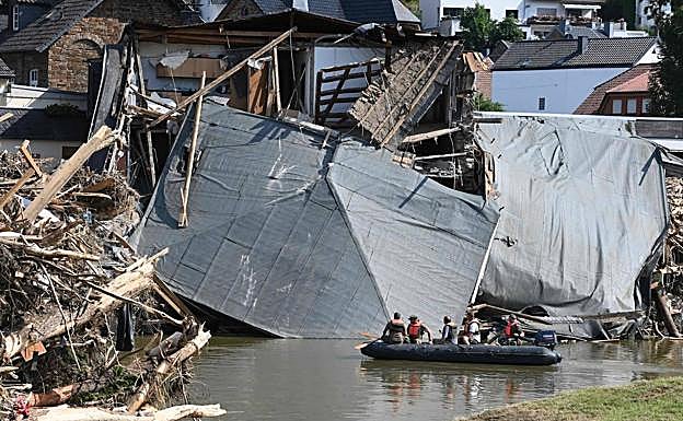 Militares navegan en un zódiac por Rech tras las inundaciones registradas en Alemania occidental en julio de 2021.