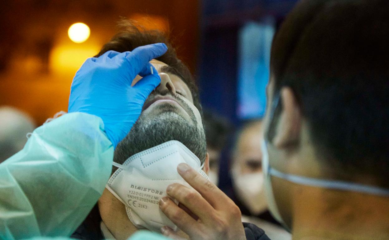 Una persona siendo sometida a un test de antígenos. 