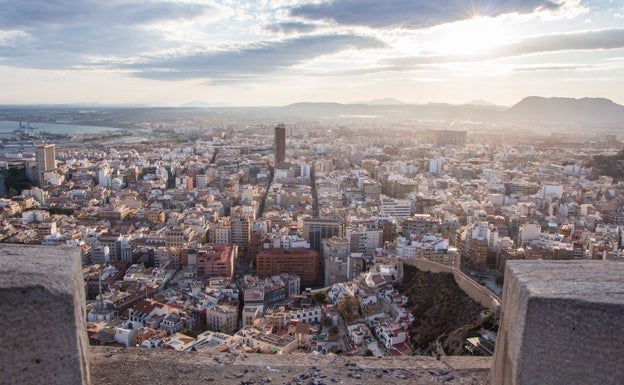 La crisis y la baja natalidad disparará en 15 años hasta 291.000 los hogares unipersonales en Alicante 