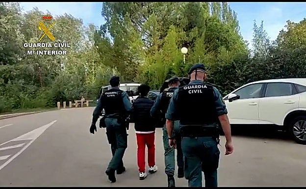Agentes de la Guardia Civil irrumpiendo en la casa donde se encontraban los sospechosos 
