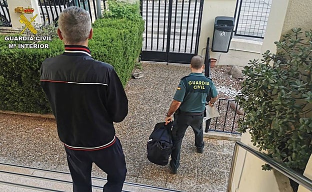 La Guardia Civil entrando al domicilio del detenido en la 'operación Kerma'
