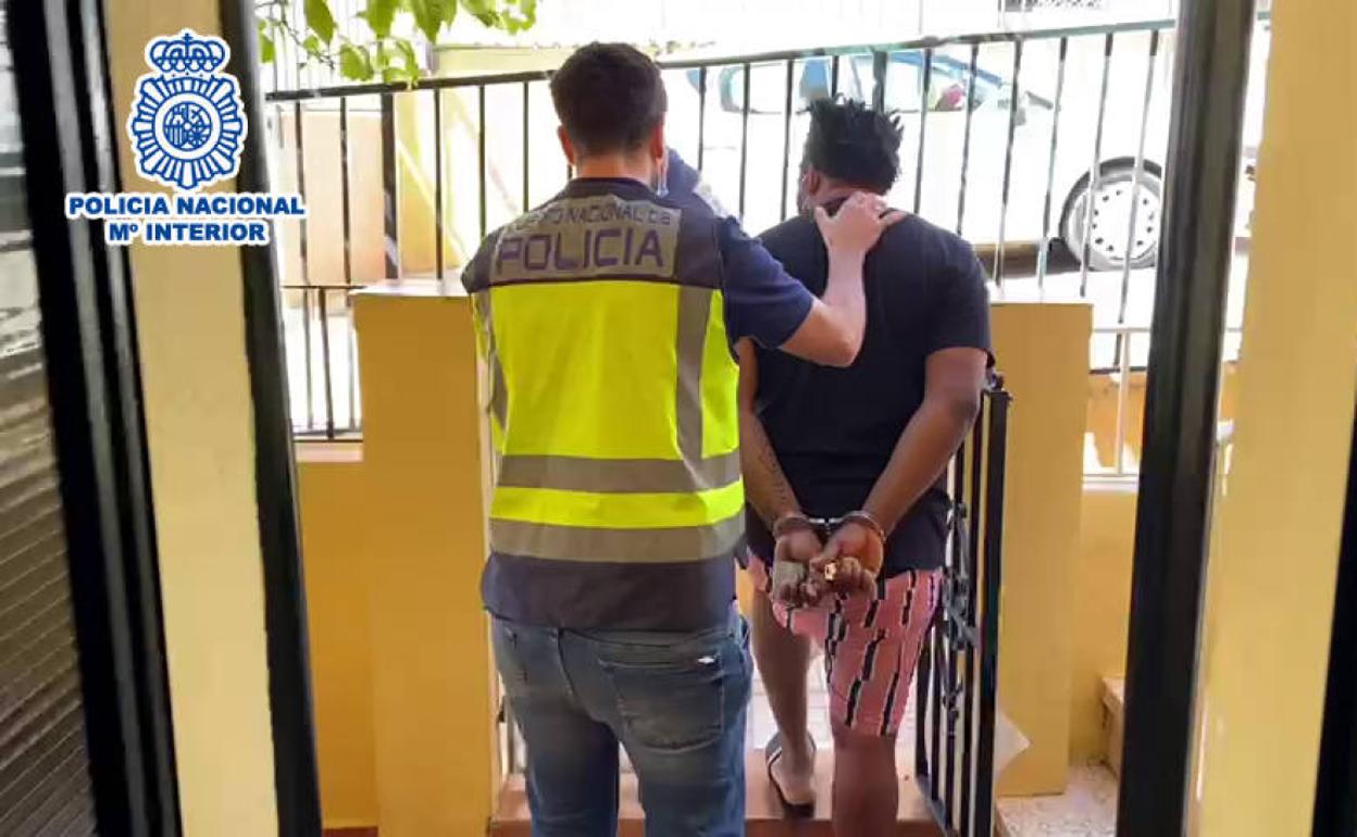 Momento de la detención de uno de los líderes de la organización criminal 