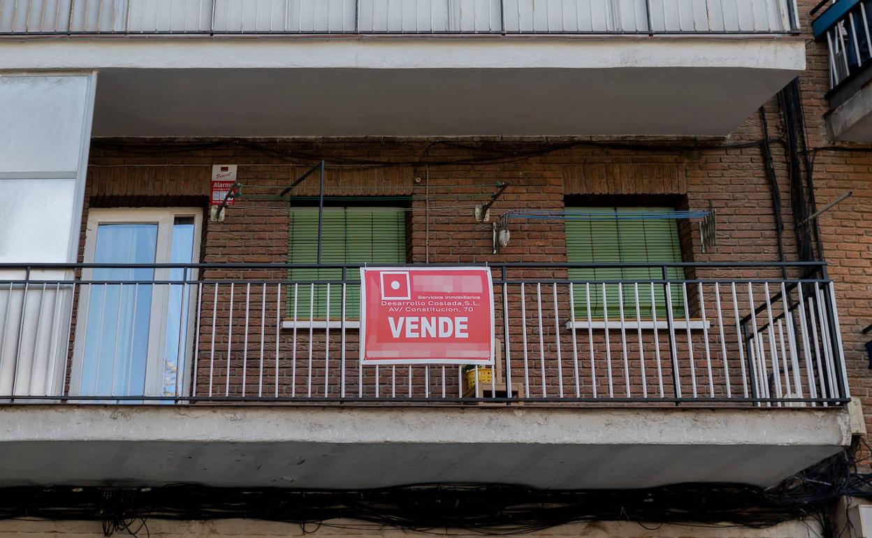 Cartel de se vende en el balcón de un piso