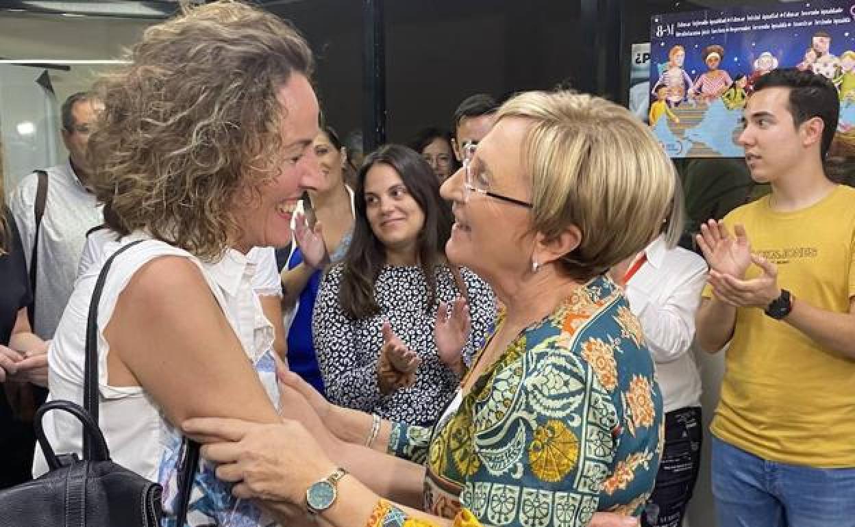 María José Adsuar y Ana Barceló se abrazan tras hacerse públicos los resultados de las primarias del PSOE en la ciudad de Alicante.