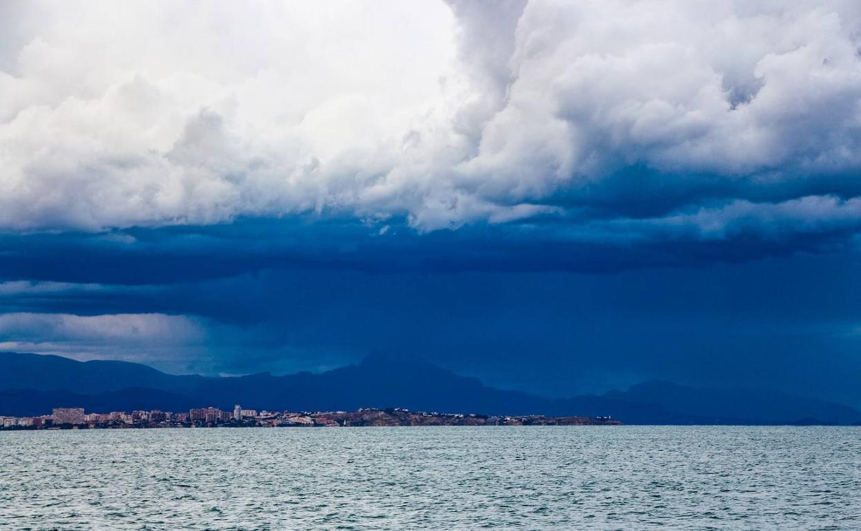 Nubes cargadas de agua se acercan a Alicante 