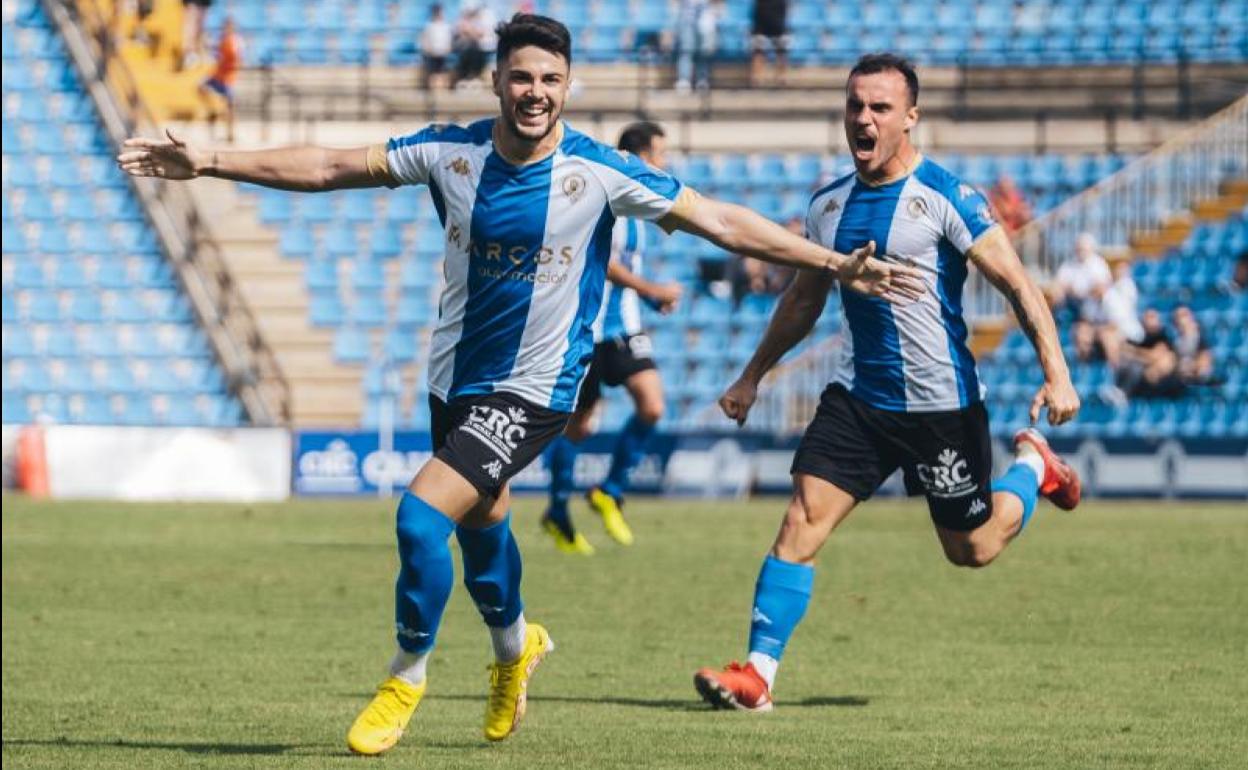 Maxi Ribero corre detrás de Álvaro para felicitarle por su gol ante la Peña Deportiva 