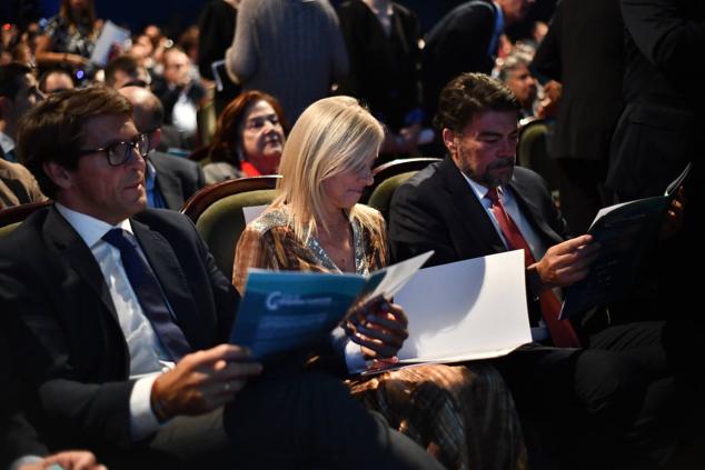 El diputado provincial de innovación, Juan de Dios, Maite Antón y Luis Barcalá ojean el libro de los premiados