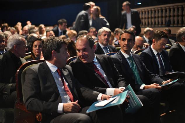 Mazón y Baño charlando junto con el director territorial de Cajamar en Alicante, Manuel Nieto