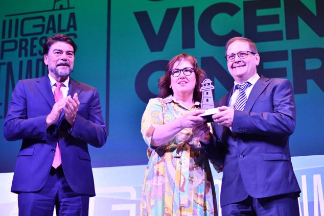 Vicente Giner y Loli Sánchez, dueños de la carnicería más antigua de Alicante recogen el galardón