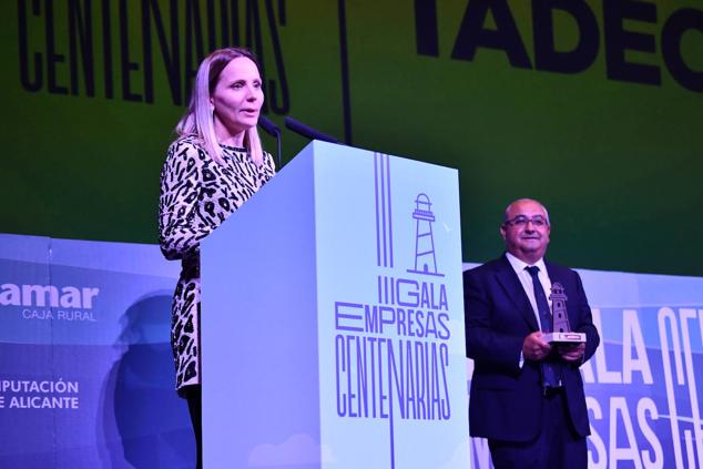 Vanesa Juan, gerente de la empresa de transporte alcoyana Viudas de Tadeo Juan, dando un discurso tras recoger el galardón
