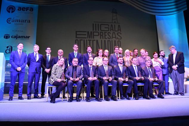 Autoridades y empresarios posan en la foto principal de la III Gala de Empresas Centenarias en el Teatro Principal