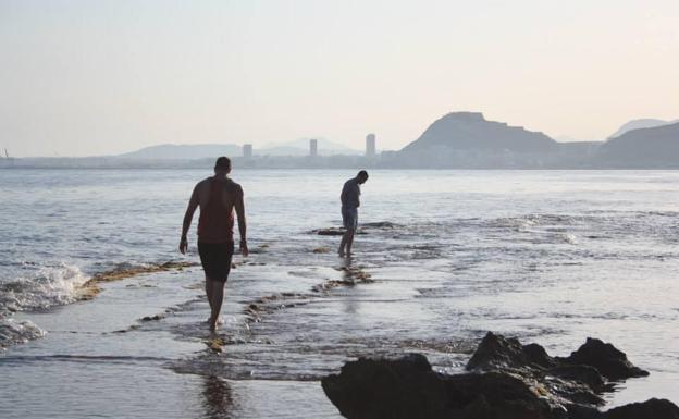 Alicante al fondo en el cabo de la Huerta. 