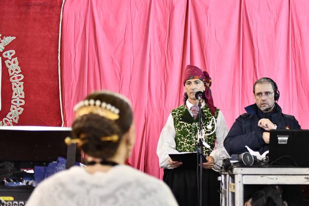 Mario González, delegado de Presidencia de la Federació de Fogueres, puso voz al arranque de la elección infantil.