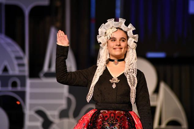 Las candidatas infantiles desfilan con el traje de novia alicantina antes de dar paso a lectura del jurado.