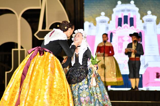 La presidenta de la Federació da la enhorabuena a la nueva bellea del foc infantil.