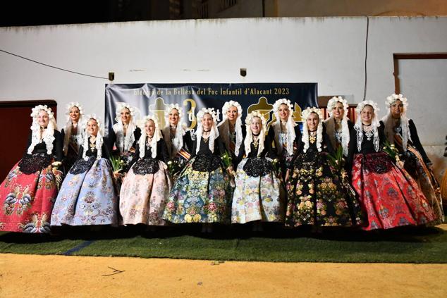 La bellea del foc 2022, Marina Niceto, y sus dames d'honor reciben en el patio de caballos a la nueva corte infantil.