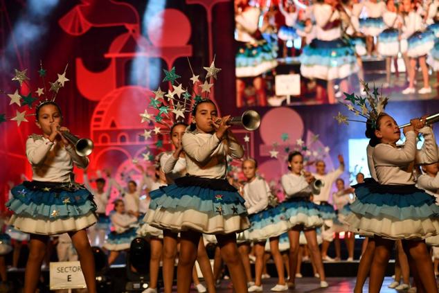 Primer baile de la elección, en el que participaron 125 niñas y niños pertenecientes a las diversas fogueras y barracas.