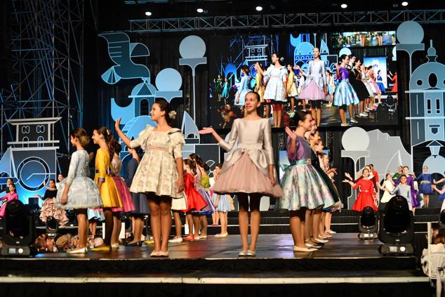 Las candidatas infantiles salen en conjunto al escenario vestidas con su traje de gala.