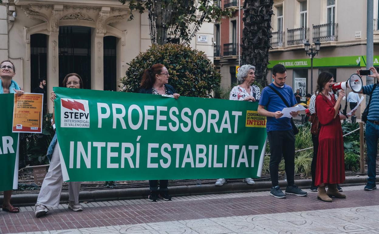 Manifestación de STEPV y profesores en Alicante frente a la Casa de las Brujas. 