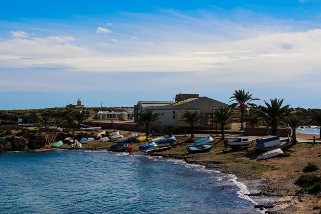 Las barcas descansan sobre la playa del puerto de Tabarca y dan la bienvenida a los turistas.