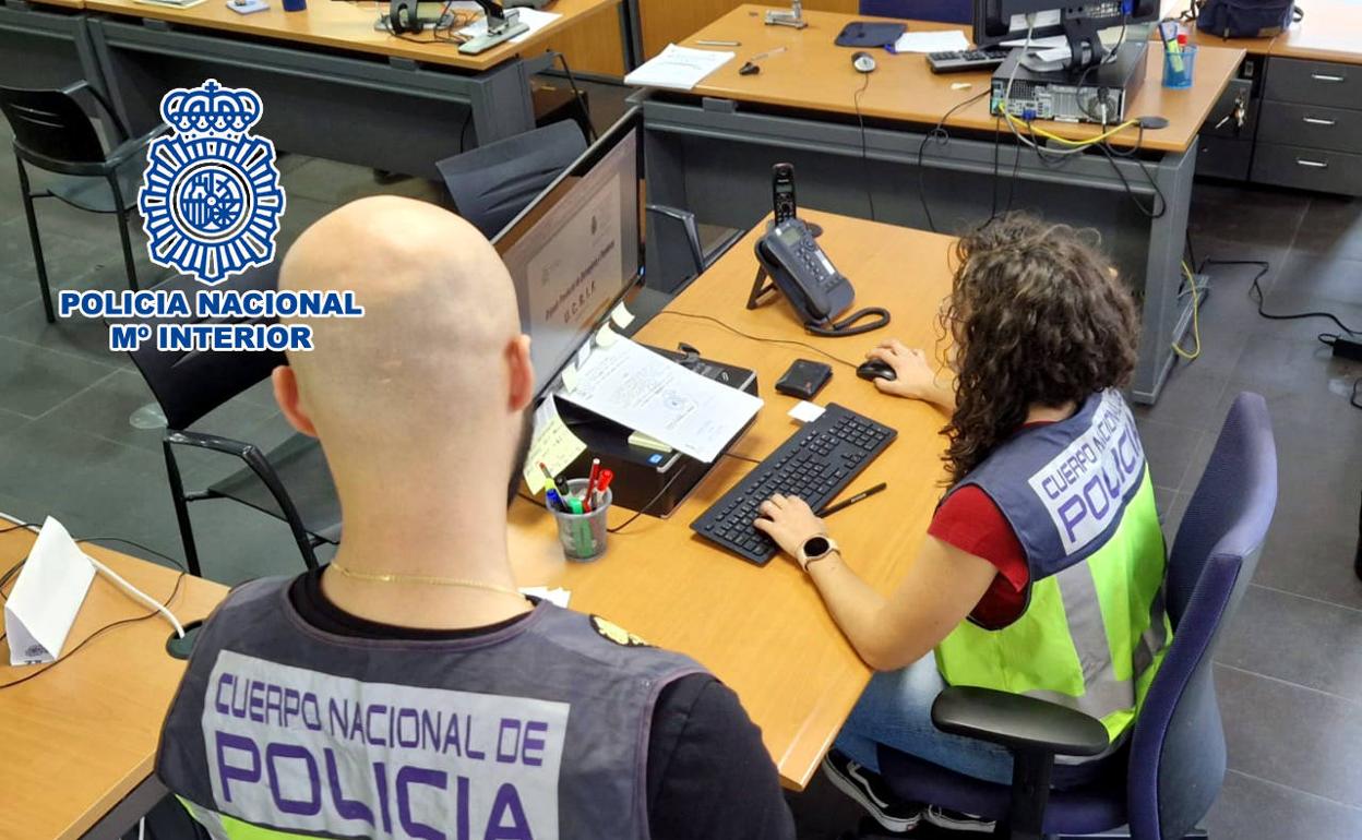 Agentes de la Policía Nacional durante la investigación del caso 