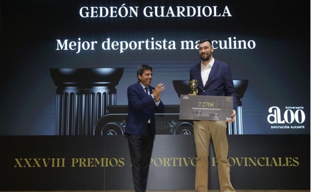 El petrerense Gedeón Guardiola, junto a Carlos Mazón 