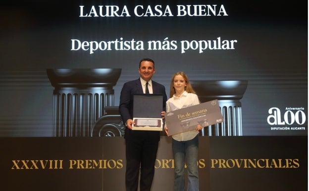 Laura Casa recoge su premio de manos del diputado Bernabé Cano 