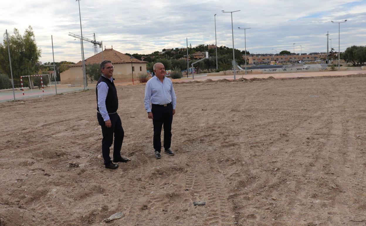 El edil Rafa García y el alcalde, Sebastián Cañadas, visitan los terrenos.