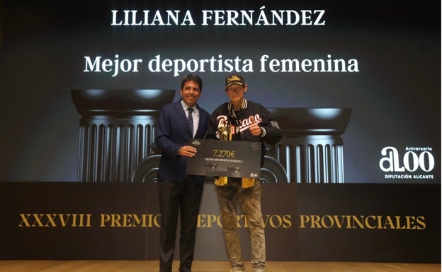 El padre de Lili Fernández recoge el premio de manos de Carlos Mazón 