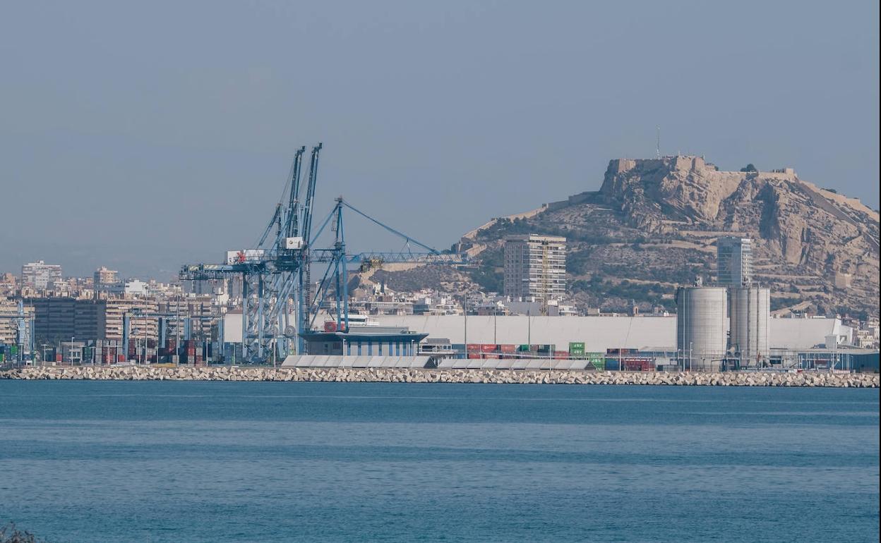 Vista del Puerto Mercantil de San Gabriel y el Castillo de Santa Bárbara al fondo. 