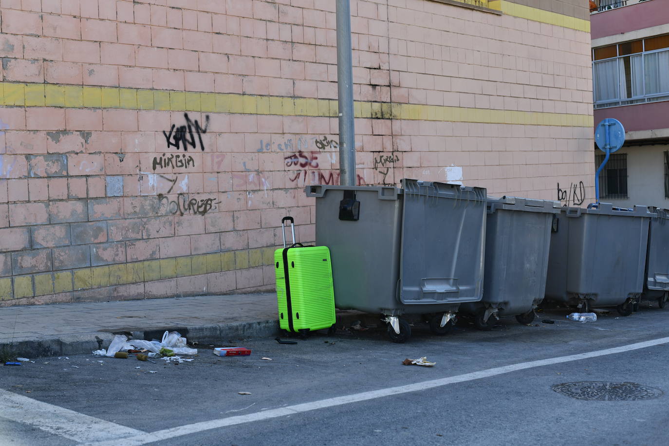 Una maleta depositada fuera del contenedor de basura por algún ciudadan, catalogado como falta grave