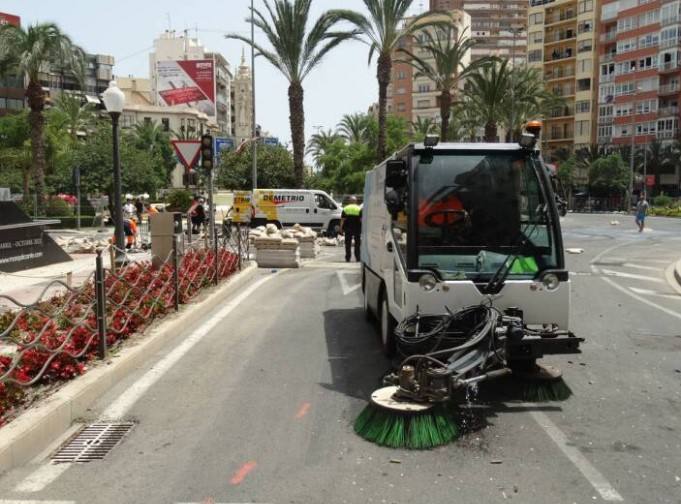 Una máquina barredora recoge los restos de la mascletà en Luceros. 