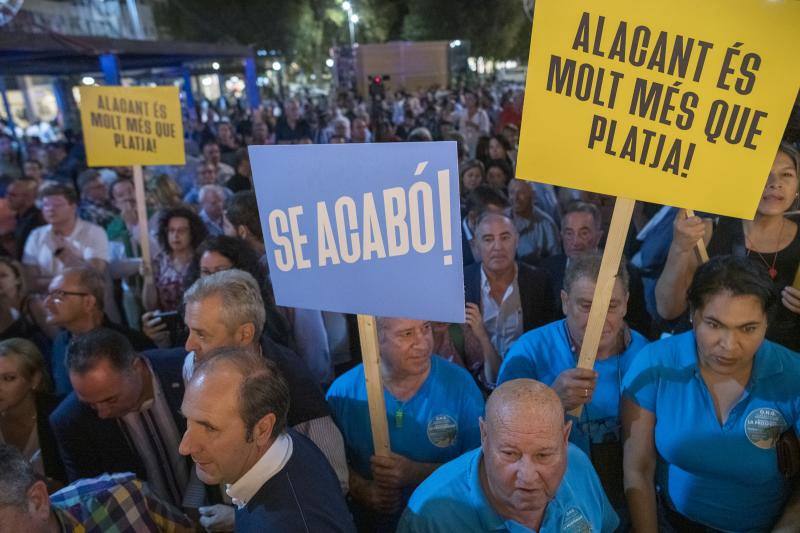 Manifestantes con pancartas en la protestadel 8 de noviembre contra los Presupuestos Generales del Estado.