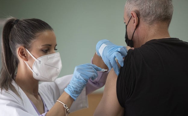 Más de 150 médicos alicantinos de la privada reclamarán a Sanidad por el retraso en la vacuna del covid