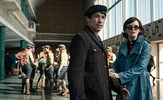 Juan José Ballesta y Liah O'Prey, que da vida a su mujer.