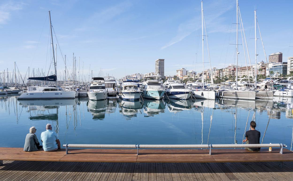 Muchas personas disfrutan de las vistas al Puerto de Alicante todos los días. 